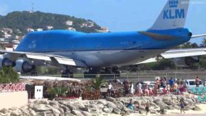 aereo decollo persone spiaggia video