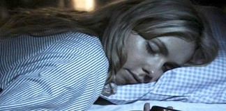 Dormire con lo smartphone vicino al letto fa MALE!! Ecco perché!!