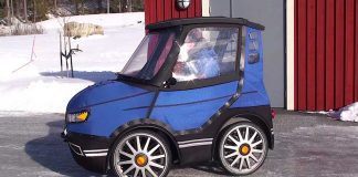 Sembra l’auto più piccola al mondo… Ma quando si aprono le porte… [VIDEO]