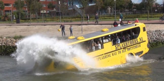 Un autobus finisce in acqua… Ma non è come sembra… [VIDEO]