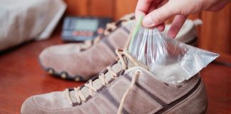 Scarpe strette? Un trucco infallibile per risolvere il problema… [VIDEO]