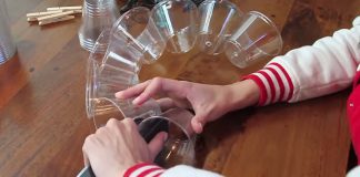 Fora dei bicchieri di plastica… E crea qualcosa di spettacolare!! [VIDEO]