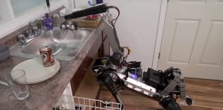 Il robot giraffa che aiuta in casa e ti carica la lavastoviglie! [VIDEO]