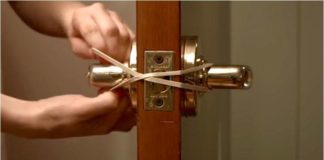 Avvolge un elastico attorno alle maniglie e… Ecco un trucco che può evitarvi grossi problemi… [VIDEO]