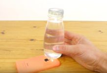 bottiglietta d'acqua smartphone