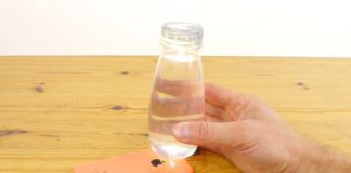 Mette una bottiglietta d’acqua sullo smartphone e… la stanza si illumina! [VIDEO]
