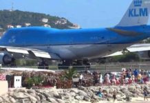 aereo decollo persone spiaggia video