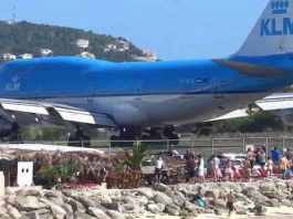 aereo decollo persone spiaggia video
