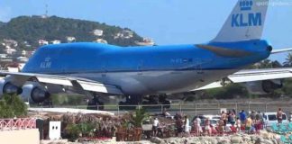 aereo decollo persone spiaggia video