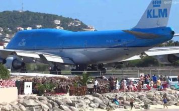 aereo decollo persone spiaggia video