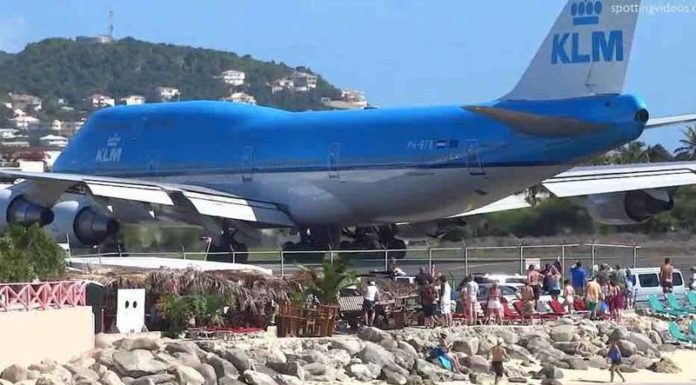 aereo decollo persone spiaggia video
