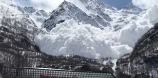 Enorme valanga di neve su un resort in Russia! [VIDEO]