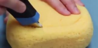 Taglia una vecchia spugna e crea qualcosa di utilissimo per il bagno… [VIDEO]