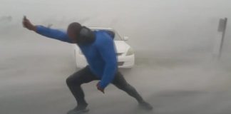 Un meteorologo sfida l’uragano Irma! Raffiche di vento da 250 km/h! [VIDEO]